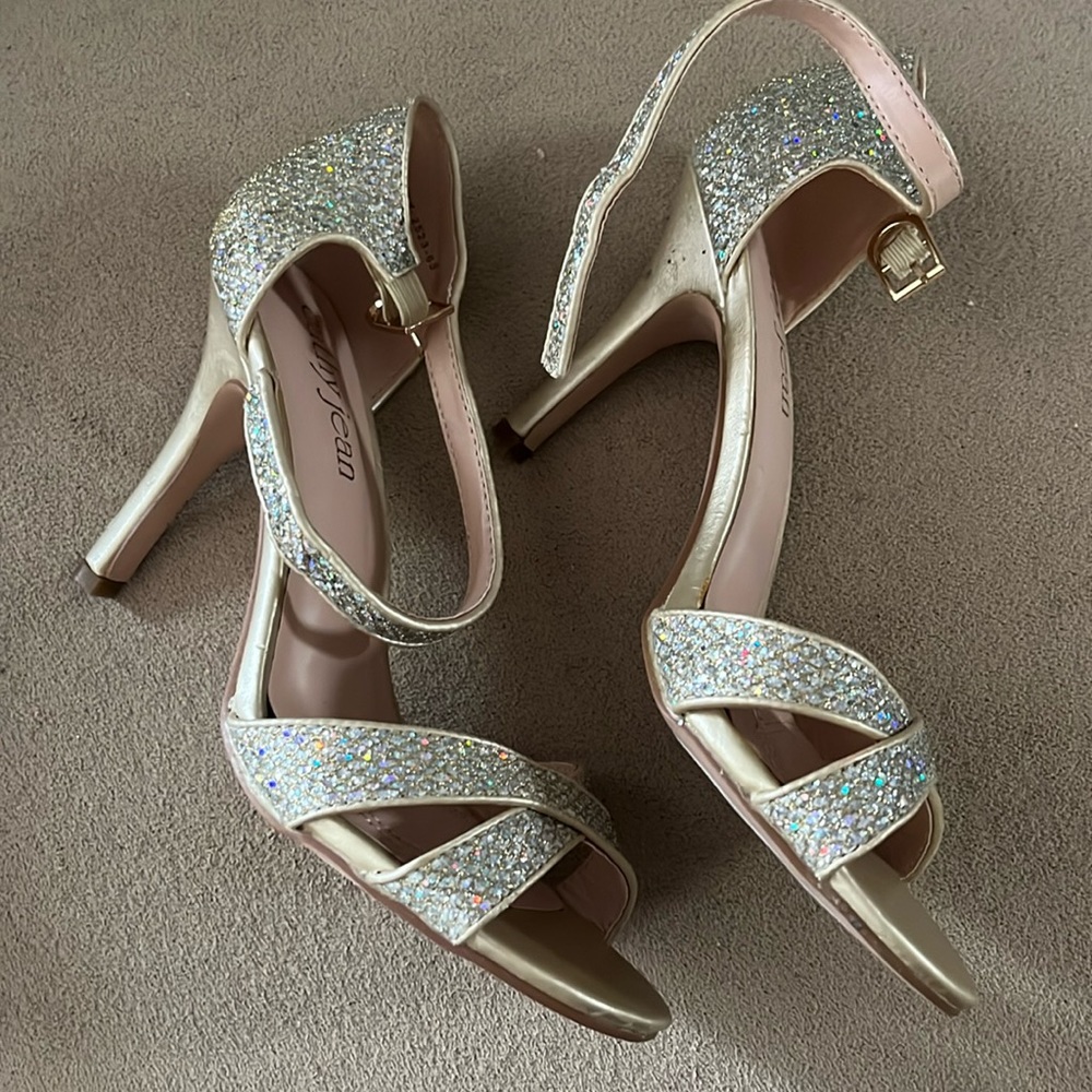 Size 7 heels like new very cute Cathy Jean Brand